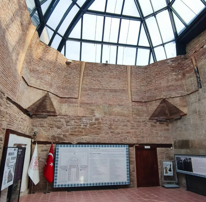 Konya’nın Mavi İncisi: Karatay Medresesi ve Eşsiz Çini Sanatı